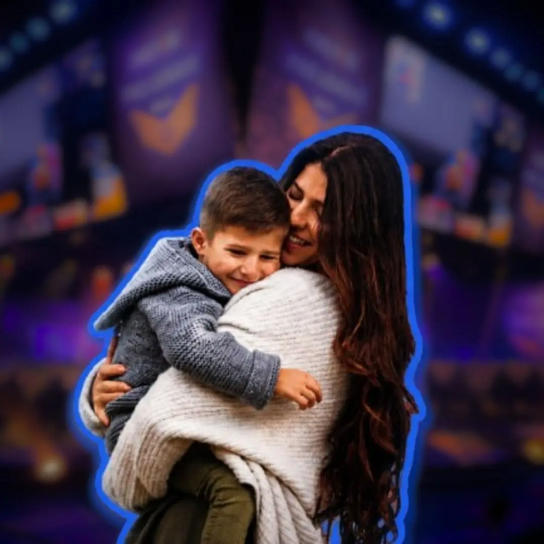 Mãe abraçando o filho durante o evento